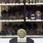 Doğal Çelik/Pirinç Parıltılı Pirit Küre - Sanat Galerisi Estetiğinde Özel Stantlı Taş