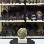 Pürüzsüz Kesim Doğal Pirit Küre - Minimalist Tasarım Kare Kaideli Lüks Mineral