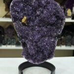 Üzerinde Bal Kalsit İkizkenar Kristal Kümeli Derin Mor Uruguay Ametist