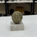 Doğal Pirit Küre - Krem Mermer Kaideli Lüks Koleksiyonluk Altın Parıltılı Kübik Kristal Tasarım Obje