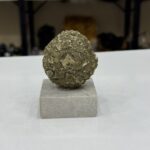 Doğal Pirit Küre - Krem Mermer Kaideli Lüks Koleksiyonluk Altın Parıltılı İri Kübik Kristal Tasarım Obje