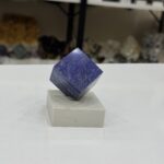 Doğal Lapis Lazuli Özel Küp Kesim - Pirit Parıltılı Krem Mermer Kaideli Lüks Koleksiyonluk Geometrik Küp Tasarım Obje