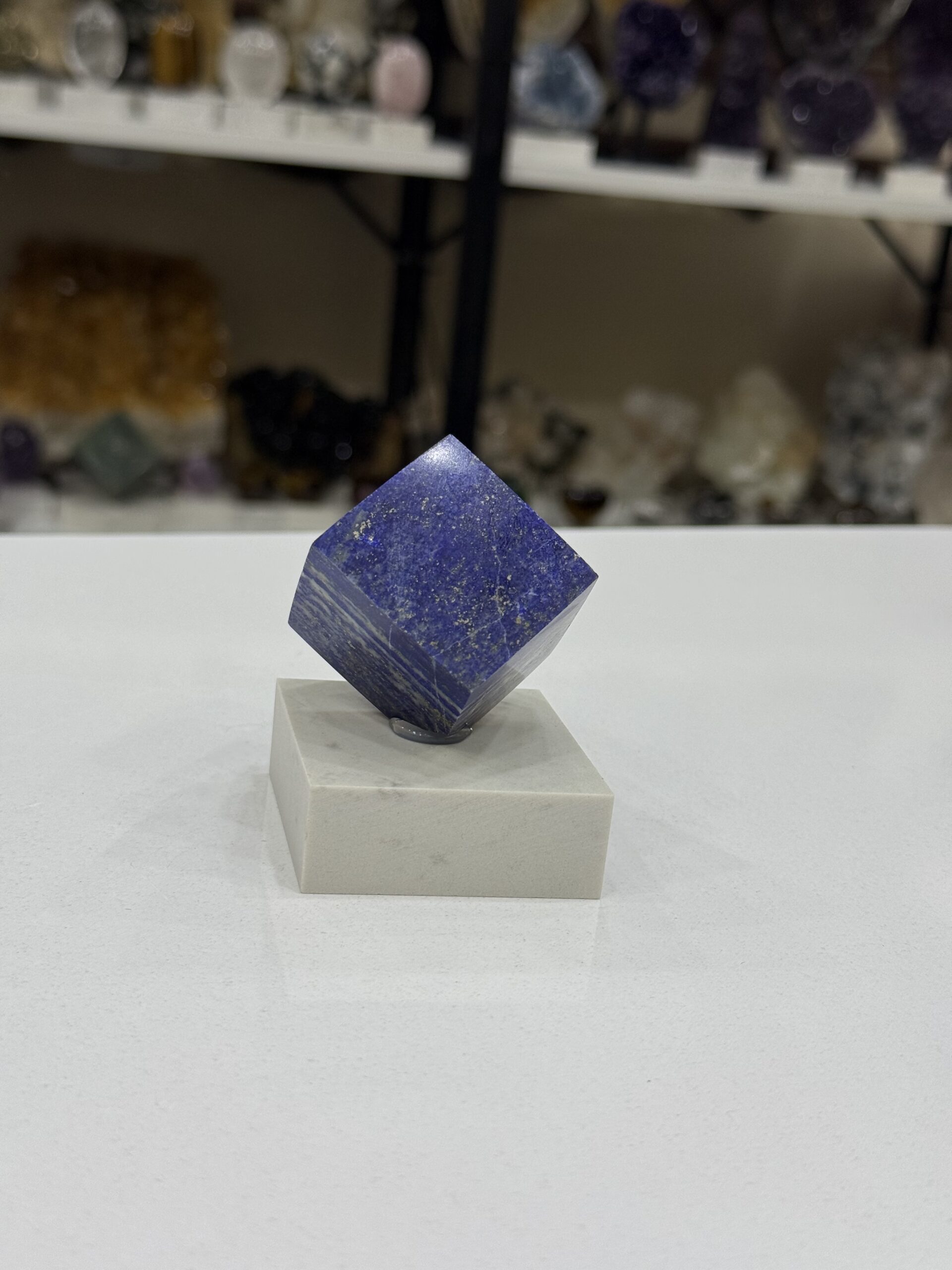 image00072-4.jpeg Doğal Lapis Lazuli Özel Küp Kesim - Pirit Parıltılı Krem Mermer Kaideli Lüks Koleksiyonluk Geometrik Küp Tasarım Obje - Görsel 1