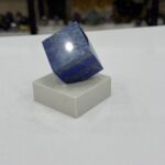 Doğal Lapis Lazuli Özel Küp Kesim - Pirit Parıltılı Krem Mermer Kaideli Lüks Koleksiyonluk Geometrik Küp Tasarım Obje