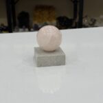 Doğal Pembe Kuvars Taş - Krem Mermer Kaideli Parlak Küre Koleksiyonluk Özel Obje